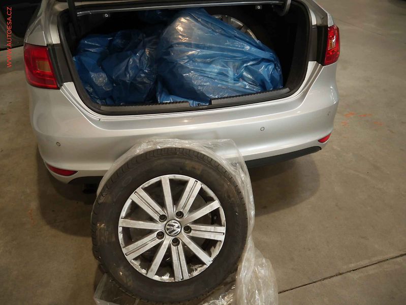 Volkswagen Jetta (2011) 1.2, 2.maj,ČR, AC, tempo - fotka 7 z 16