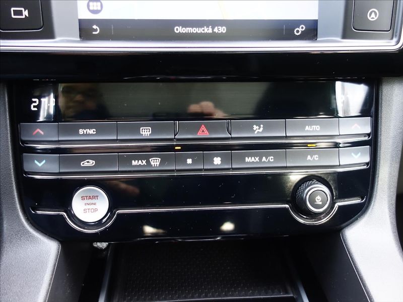 Jaguar F-Pace 2,0 20d AWD PRESTIGE - fotka 21 z 40