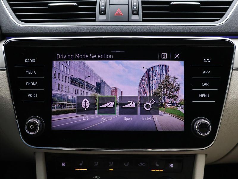 Škoda Superb 2,0 TDI  110 kW DSG DPH CZ - fotka 28 z 43