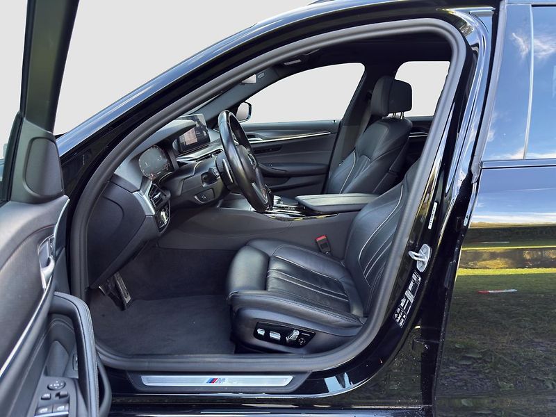 BMW Řada 5 530d xDrive Touring - fotka 2 z 22