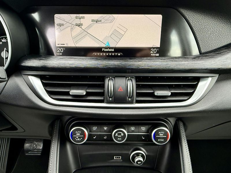 Alfa Romeo Stelvio 2,0T Q4 280PS 4x4 Automat - fotka 31 z 40