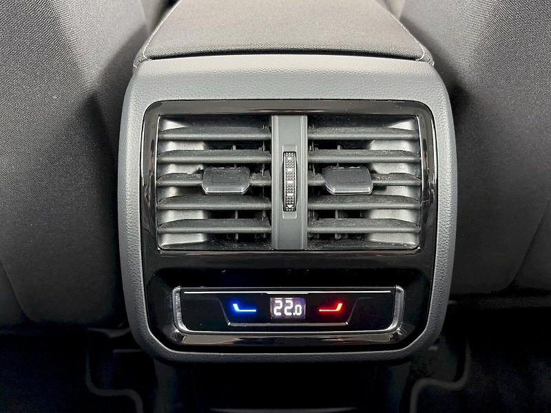 Volkswagen Passat (2022) Business 2.0 TDI 110kW - fotka 29 z 33