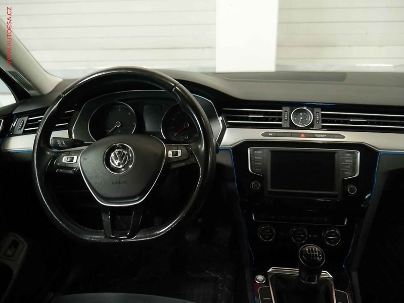 Volkswagen Passat (2017) 1.6 TDi, Navi, LED - fotka 11 z 19