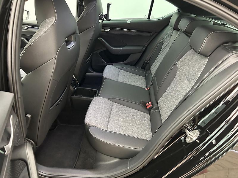 Škoda Octavia 2.0 TDI SportLine - fotka 25 z 32