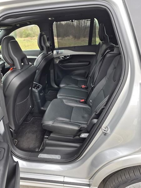 Volvo XC90 (2019) 2.0 /288kW - fotka 17 z 37