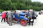 Na Centrální parkoviště P1 ve Skiareálu Ještěd se sjelo přes sedm desítek účastníků.