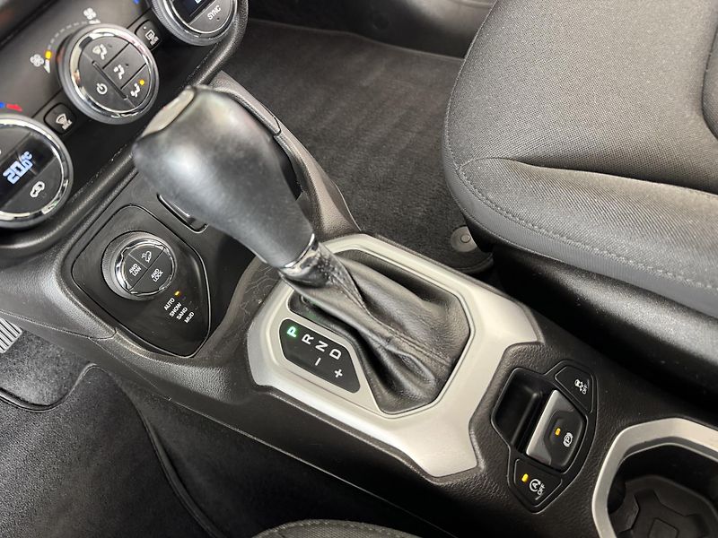 Jeep Renegade 2,0M-Jet 4WD*AUT*KeyLess*Navi - fotka 22 z 32