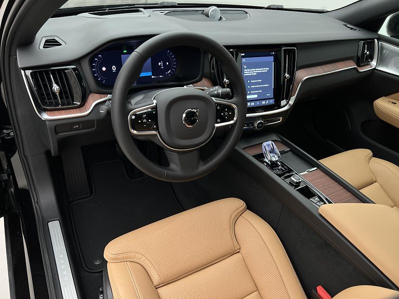 Volvo V60 (2026) B4 PLUS DARK AUT - fotka 4 z 47