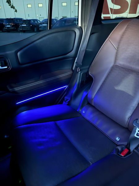 Toyota Land Cruiser (2023) 2.8 D-4D 4x4 Executive Skyview - fotka 11 z 33