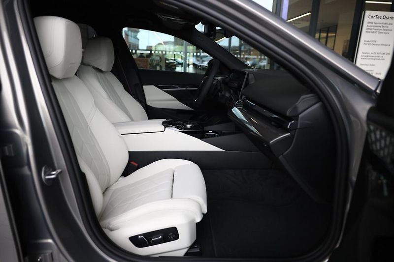 BMW Řada 5 540d xDrive Touring - fotka 14 z 18