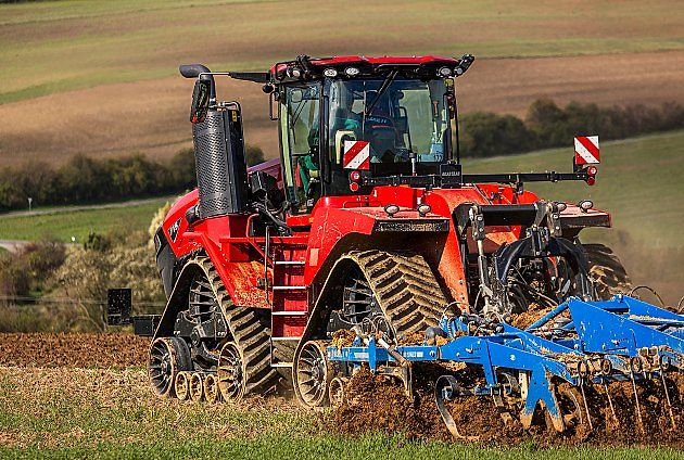 Pohled na traktor Quadtrac 715 zezadu., zdroj: Se svolením AGROTEC Group