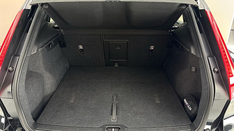 Volvo XC40 2.0 B3 AUT Core - fotka 17 z 27