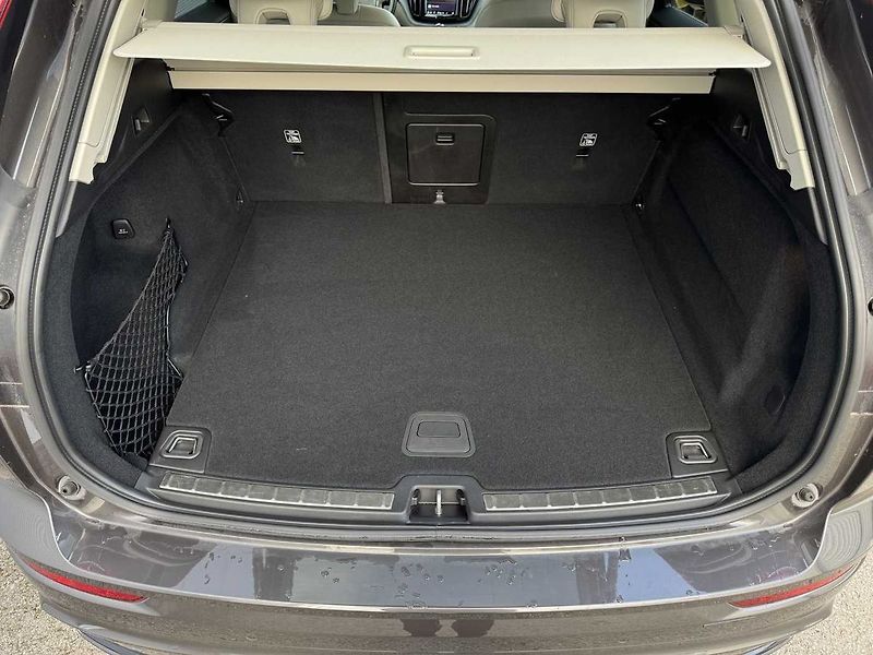 Volvo XC60 Plus B4 AWD Light paket - fotka 14 z 23