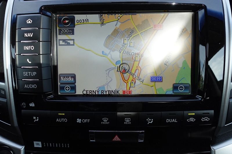 Toyota Land Cruiser 4.5D-4D V8 200kW 6A/T Lux+ - fotka 26 z 35