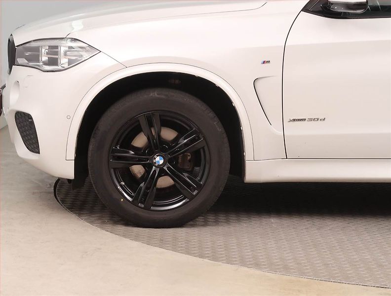 BMW X5 (2017) M Paket xDrive30d - fotka 15 z 17