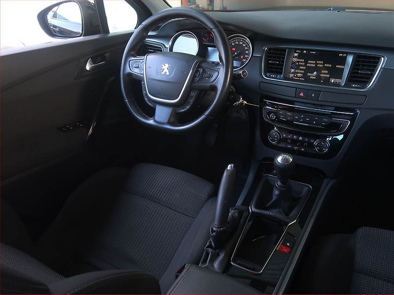 Peugeot 508 (2015) 2.0 BlueHDi, Navi, Tempomat - fotka 7 z 21