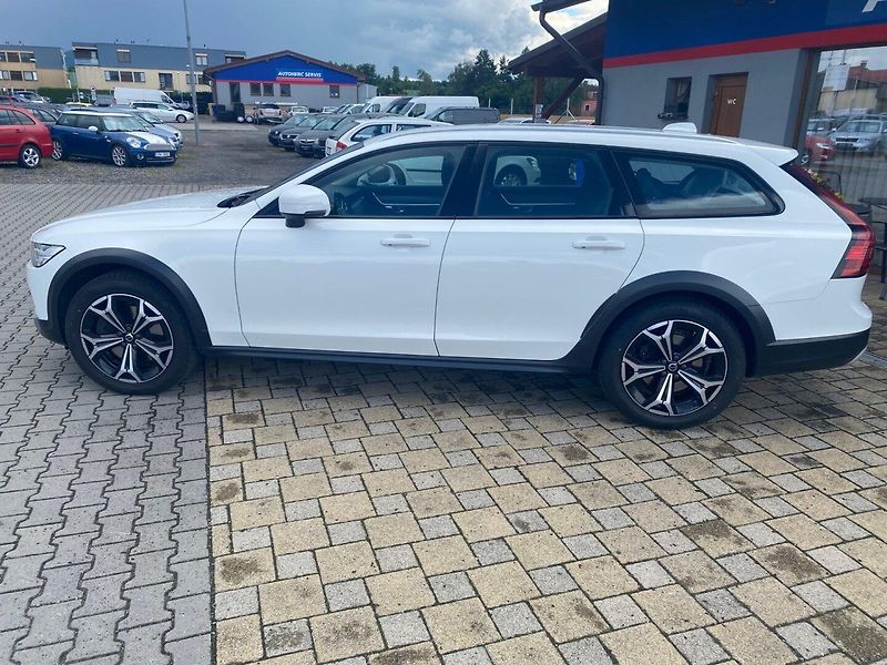Volvo V90 (2022) 2.0 Cross Country PRO B5Hybrid - fotka 4 z 20