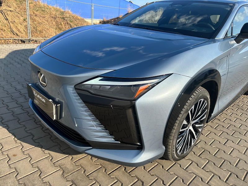 Lexus RZ 450e Luxury Plus Panoramic 4x4 - fotka 29 z 30