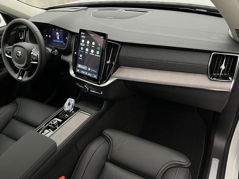 Volvo XC90 (2026) B5 AWD DARK PLUS - fotka 21 z 47