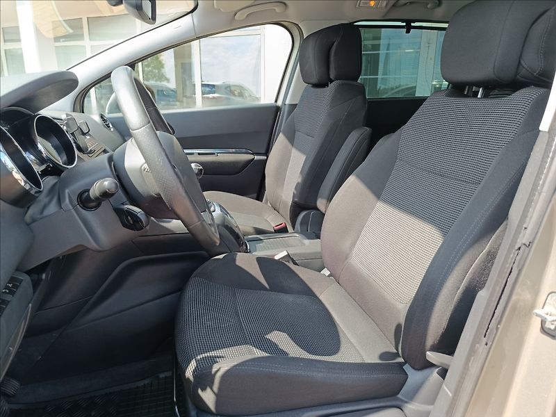 Peugeot 5008 1,6 THP - fotka 9 z 19