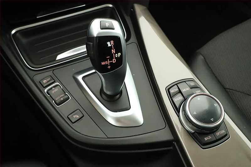 BMW Řada 3 (2014) Modern Line 320d xDrive GT - fotka 10 z 21