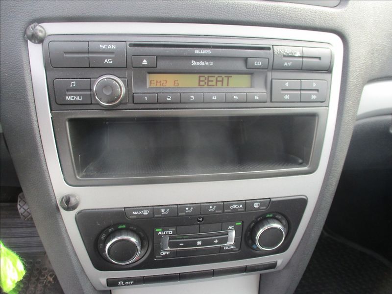 Škoda Octavia 1,6 TDI, aut.klima,Cebia,2.maj - fotka 17 z 23