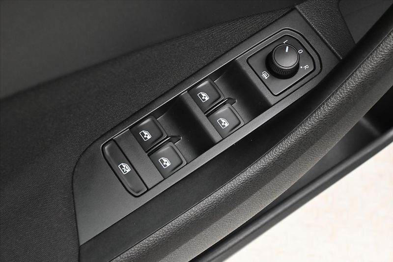 Škoda Kamiq 1,0 TSI 81 kW MONTE CARLO Záru - fotka 25 z 30