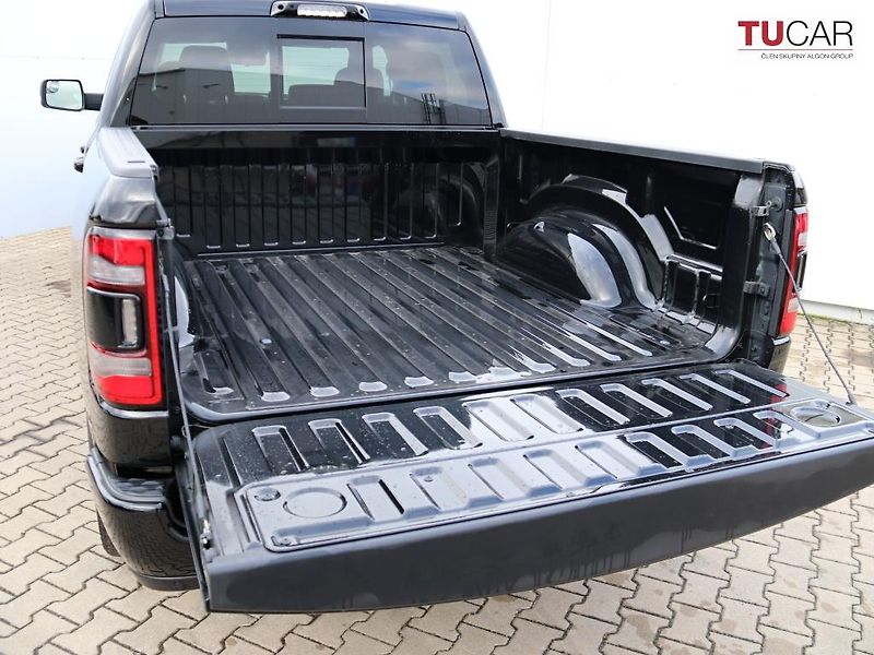 RAM 1500 (2024) Laramie 5.7 V8 HEMI E-Torque - fotka 6 z 38