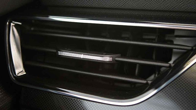 Škoda Scala a Říp v pozadí