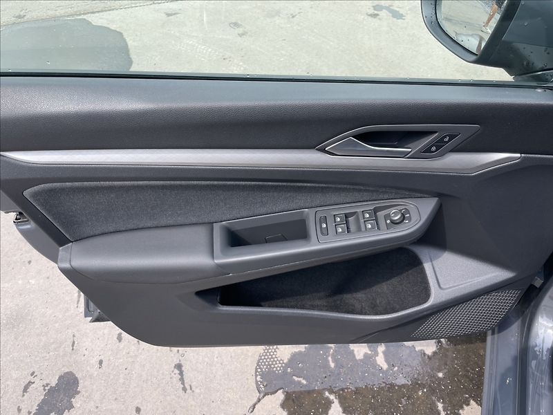 Volkswagen Golf 1,0 TSI Life KESSY+Kamera - fotka 14 z 23