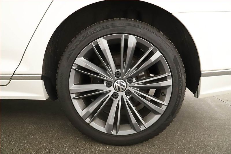 Volkswagen Passat (2019) R-Line 2.0 TDI, 4X4, Automat - fotka 11 z 16