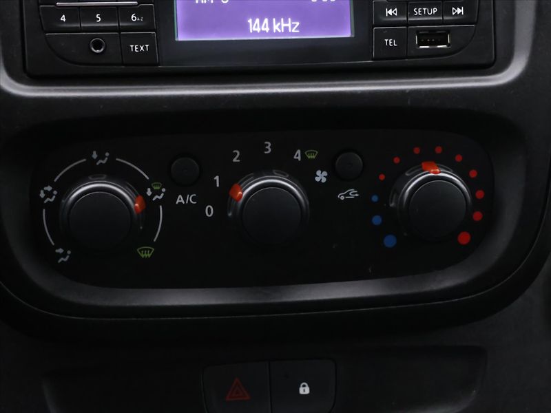 Opel Vivaro 1,6 CDTI 92kW 9-Míst Klima - fotka 17 z 25