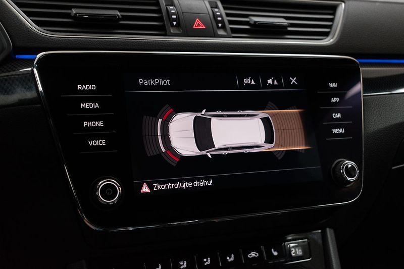 Škoda Superb 2.0 TDI 4x4*SPORTLINE*CANTON* - fotka 26 z 46