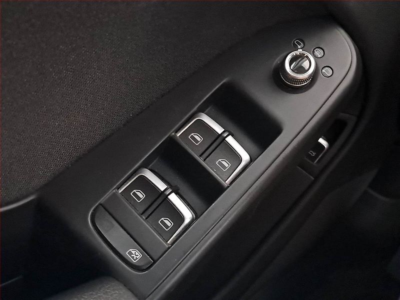 Audi A4 (2014) Attraction 2.0 TDI, Navi - fotka 16 z 18