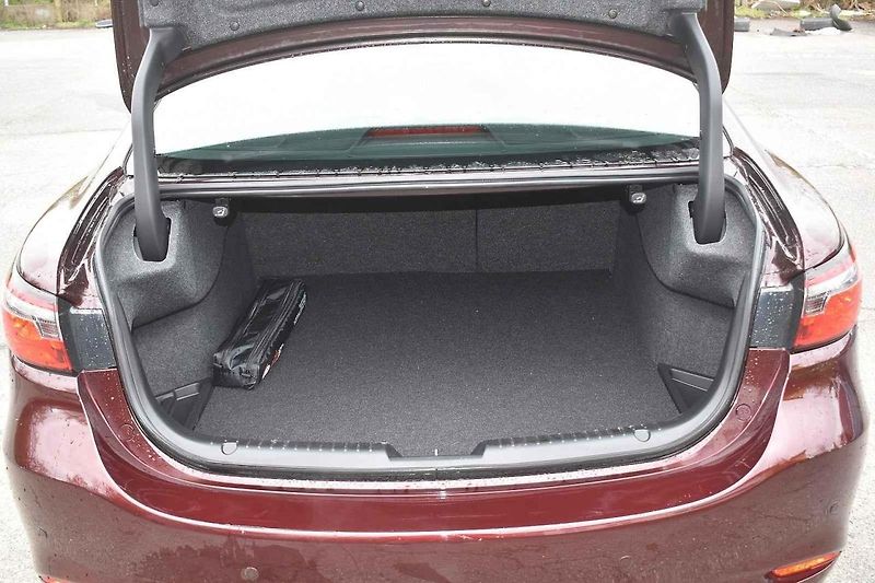 Mazda 6 se v současné generaci vyrábí již přes deset let. Stáří na ní vidět není