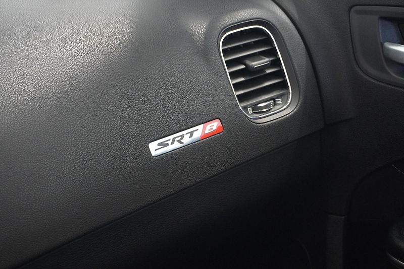 Dodge Charger 6.4 HEMI SRT 8 AUTOMAT - fotka 27 z 39