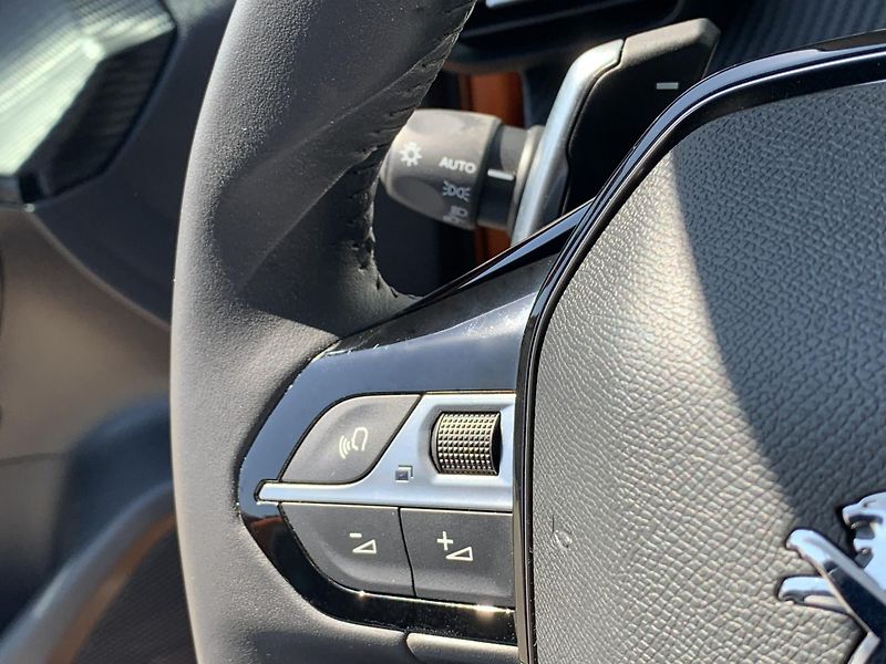 Peugeot 2008 ALLURE 1,2 PureTech 96kW AT - fotka 18 z 30