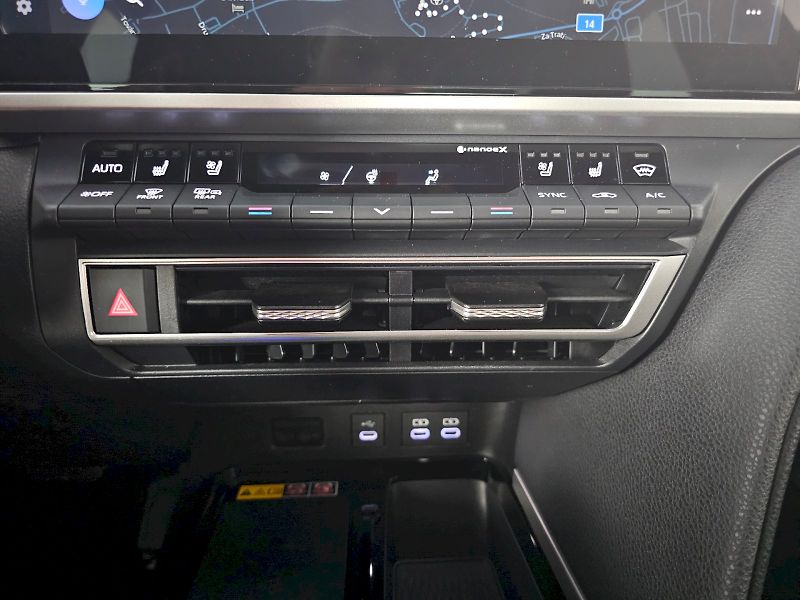 Toyota Camry (2025) 2.5 HEV CVT Prestige 230k - fotka 19 z 25