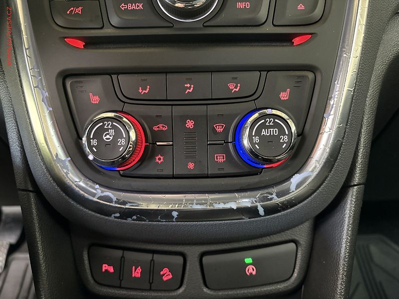 Opel Mokka (2015) 1.4 T 4x4, Innovation, kůže - fotka 16 z 17