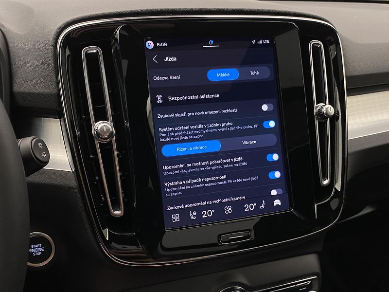 Volvo XC40 (2026) B3 AUT DARK PLUS - fotka 46 z 60