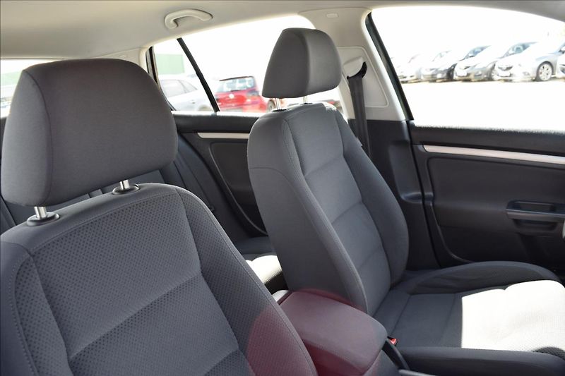 Volkswagen Golf 1,9 TDI 77KW 4X4 PO ROZVODECH - fotka 23 z 46