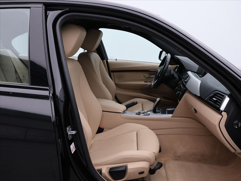 BMW Řada 3 2,0 318d M Sport Aut. CZ DPH - fotka 12 z 34