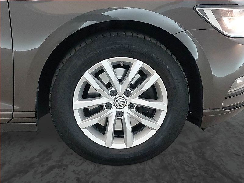 Volkswagen Passat (2015) 2.0 TDI, Automat, Serv.kniha - fotka 15 z 19
