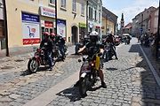 Ze startu XIV. Slánského okruhu - průjezd Londou.