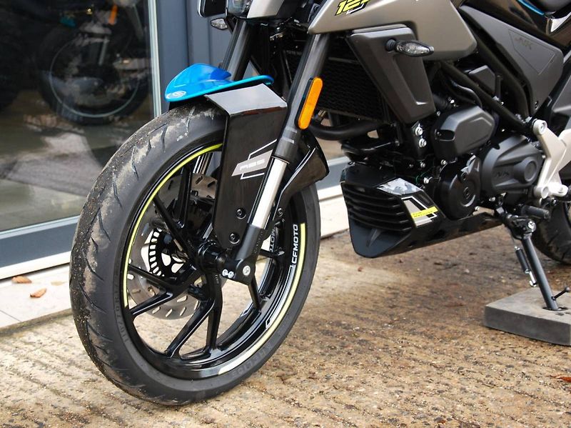 CFMOTO (2025) 125 NK - PŘEDVÁDĚCÍ STROJ, DPH - fotka 17 z 26