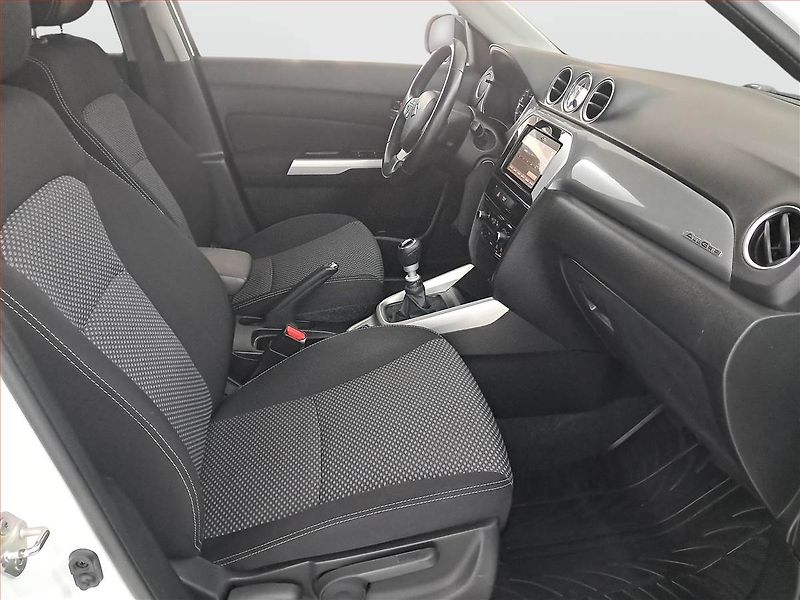 Suzuki Vitara (2015) 1.6 DDiS, 4X4, Navi, Tempomat - fotka 9 z 19