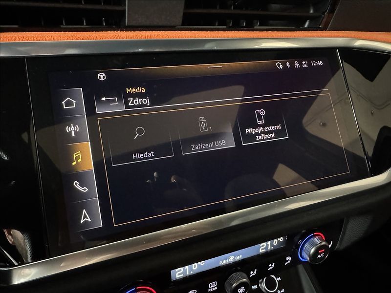 Audi Q3 2,0 TDi  S-Line Záruka LED Kam - fotka 37 z 45