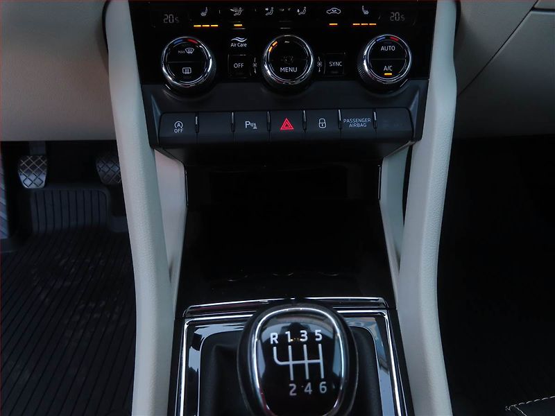 Škoda Karoq (2018) Style Plus 1.5 TSI - fotka 17 z 26