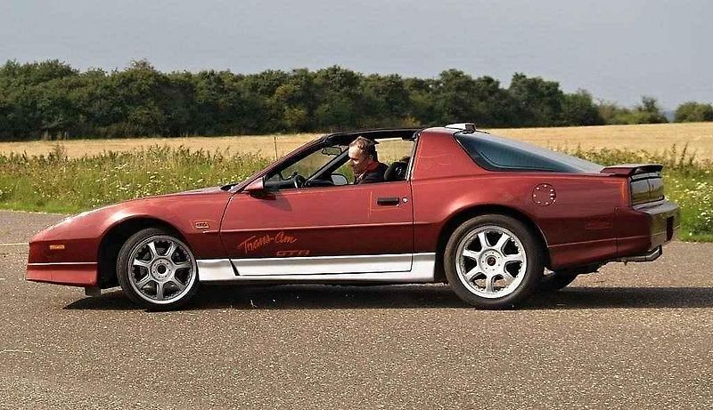 Sraz amerických vozů Chevrolet Camaro a Pontiac Firebird v Kolíně.