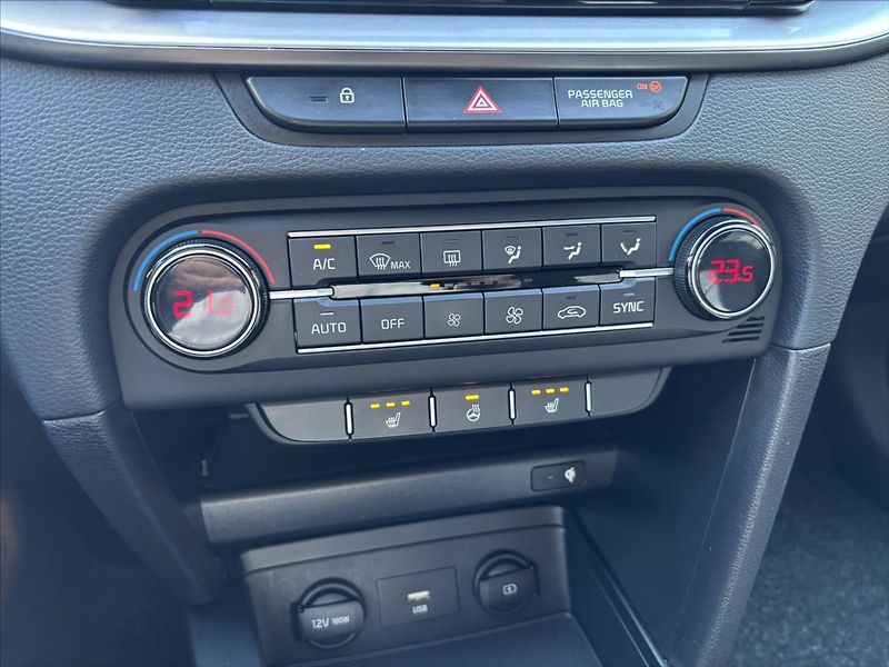 Kia Ceed 1,5 TGDi TOP ZÁRUKA TOP STAV - fotka 27 z 42